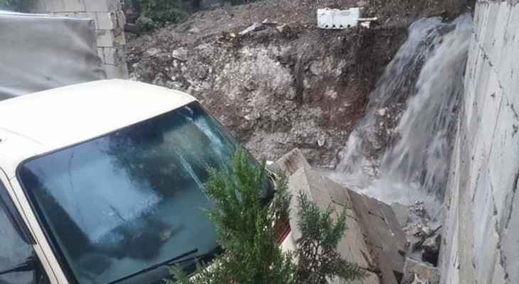 "النشرة": نجاة مواطن في بلدة عدلون بعد انهيار حائط دعم عليه أثناء تواجده داخل مركبته
