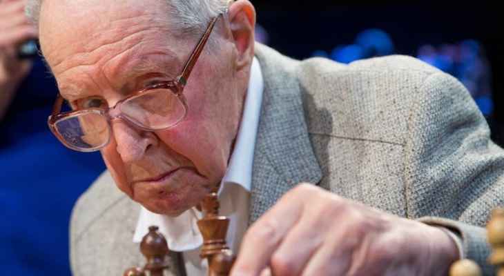 وفاة أكبر أستاذ بالشطرنج معمر في العالم