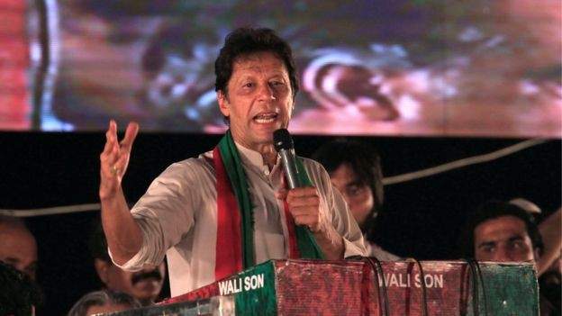 الغارديان: عمران خان يطالب بديمقراطية حقيقية في باكستان