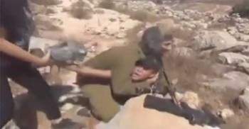 فلسطينيات يضربن جندياً إسرائيلياً ويحررن طفلاً من يديه
