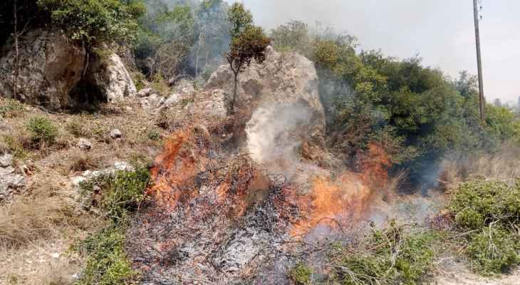 الدفاع المدني أخمد حريقاً شب في اعشاب وبلان واشجار حرجية في بترومين - الكورة