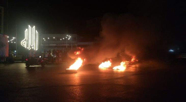 محتجون يقطعون الطريق عند ساحة عبد الحميد كرامي في طرابلس بالإطارات المشتعلة