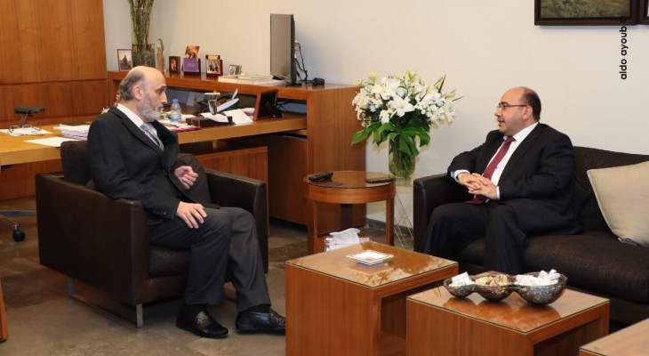 جعجع عرض آخر التطورات السياسيّة والإقتصاديّة مع السفير الأردني