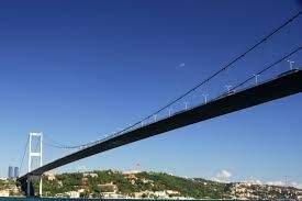 اغلاق جسر البوسفور في إسطنبول أمام حركة عبور السيارات لوجود جسم مشبوه