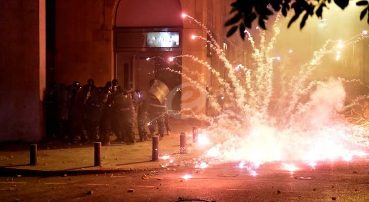 المتظاهرون في وسط بيروت يلقون الحجارة والمفرقعات النارية بإتجاه قوى مكافحة الشغب