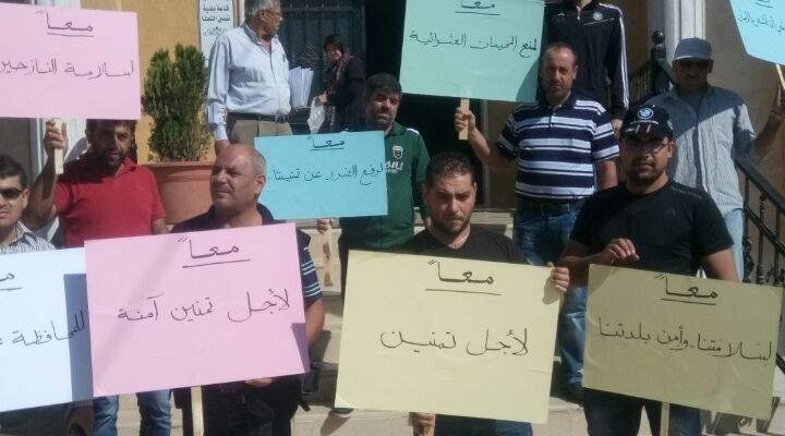 اعتصام لأهالي تمنين للمطالبة بتنظيم مخيمات النازحين السوريين بالبلدة