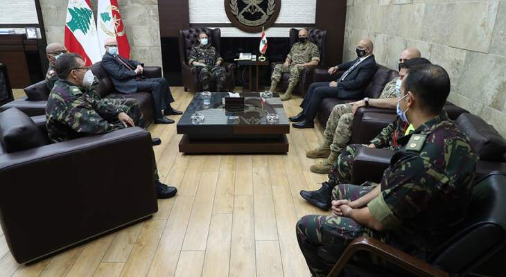 قائد الجيش استقبل سفير المغرب وتباحث بسبل التعاون بين جيشي البلدين