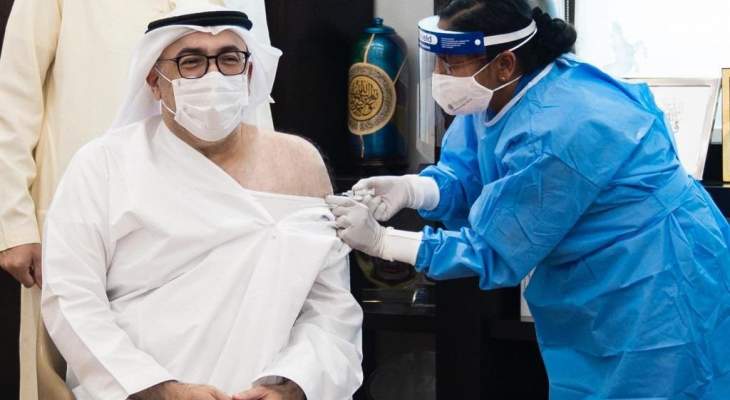 وزير الصحة الإماراتي يتلقى الجرعة الأولى من لقاح فيروس كورونا