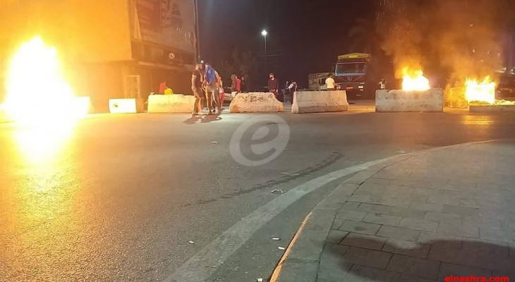 النشرة: المحتجون اقفلوا شارع رياض الصلح- صيدا بالاطارات المشتعلة
