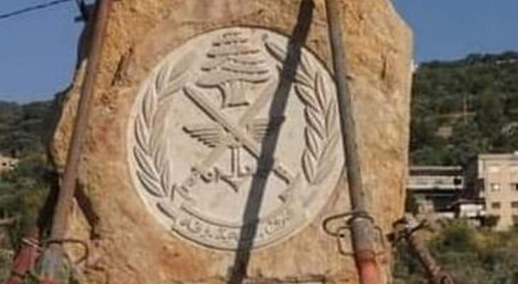 النشرة:بلدية حاصبيا رفعت صخرة تجسد لوحة تذكارية حفر يتوسطها شعار الجيش