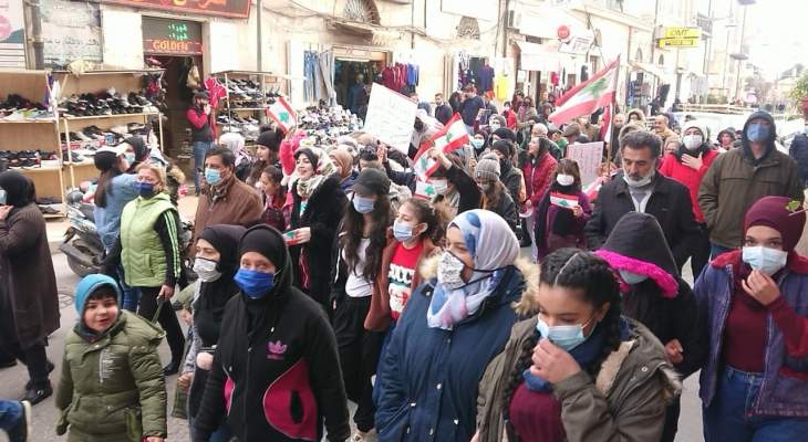 النشرة: ثوار مدينة بعلبك نظموا وقفة احتجاجية ومسيرة في ساحة خليل مطران