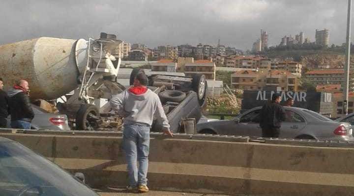 النشرة: زحمة سير بسبب حادث سير مروع على طريق وادي الزينة