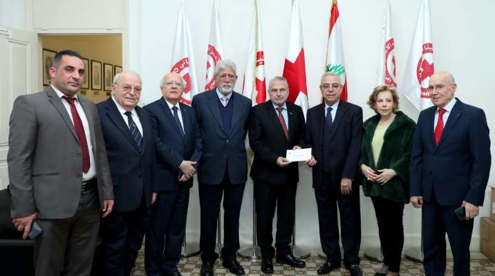 جمعية اعضاء جوقة الشرف في لبنان سلمت الصليب الاحمر مساعدة مالية تقديراً للعطاءات التي يقدمها