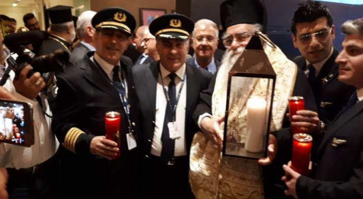 وصول شعلة النور المقدس إلى مطار بيروت قادمة من الأردن