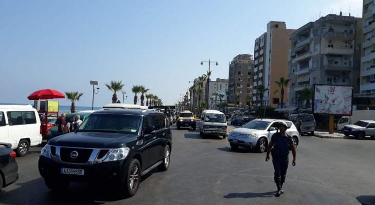 النشرة:سائقو الفانات العمومية حاولوا قطع السير امام جامع الزعتري بصيدا