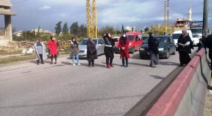نساء قطعن أوتوستراد المنية بالاتجاهين احتجاجا على تردي الأوضاع المعيشية