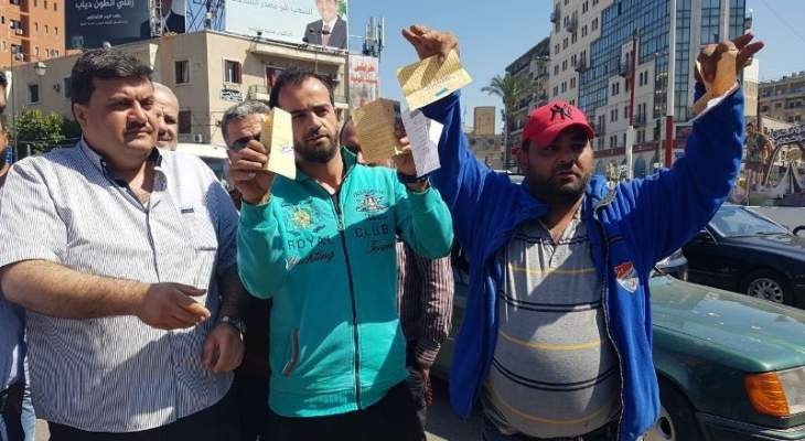 اعتصام لسائقي الباصات على خط بيروت طرابلس احتجاجا على تنظيم محاضر بحقهم