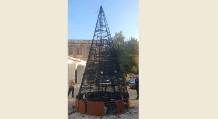 إحراق شجرة الميلاد في ساحة كنيسة مار جاورجيوس في الميناء- طرابلس