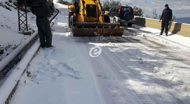 النشرة: جرافات بلدية حاصبيا ووزارة الأشغال باشرت بفتح طرقات المنطقة التي غطتها الثلوج