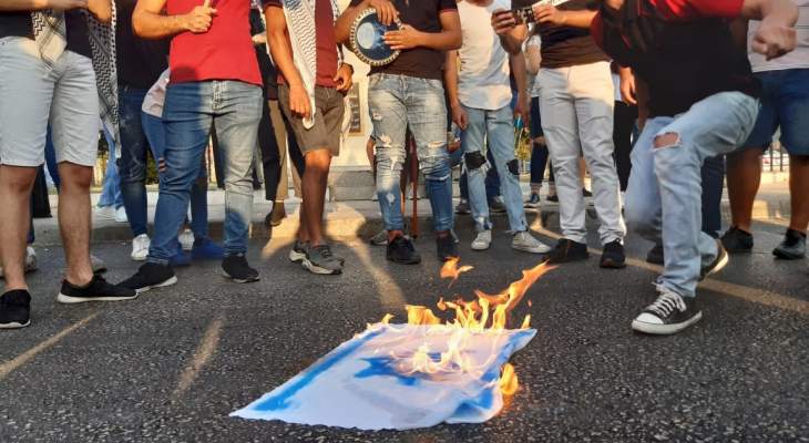 النشرة: شبان أحرقوا العلم الإسرائيلي خلال وقفة تضامنية مع الشعب الفلسطيني في صيدا