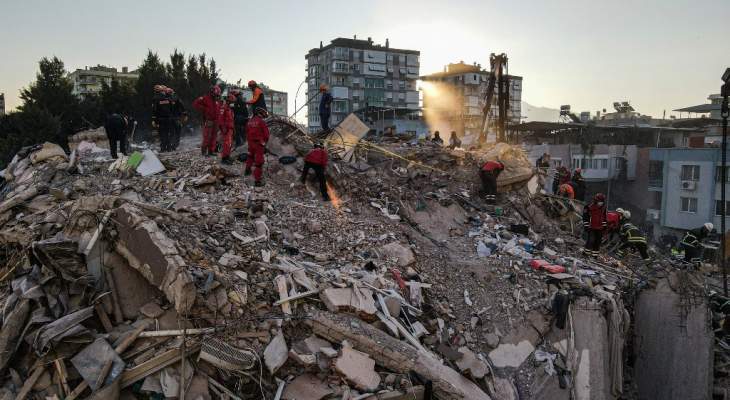 ارتفاع حصيلة الضحايا نتيجة زلزال إزمير في تركيا إلى 24 قتيلا و804 جرحى