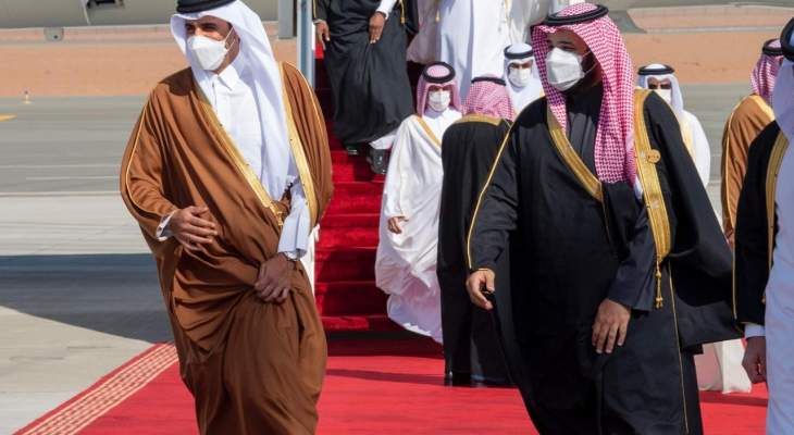 عناق حار بين ولي العهد السعودي وأمير قطر لدى وصوله إلى مطار العلا