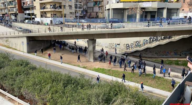 تزايد أعداد المحتجين في زقاق البلاط والقوى الأمنية منعت رشقهم بالحجارة
