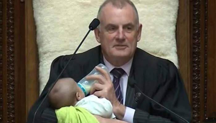 رئيس برلمان نيوزيلندا يرضع طفلاً خلال اجتماع للبرلمان