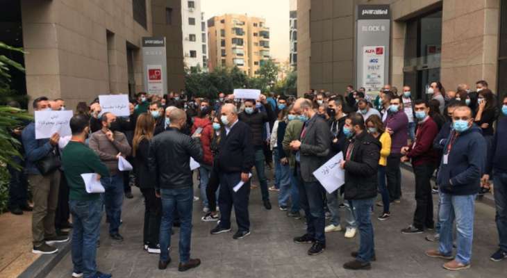 موظفو "ألفا" و"تاتش" يعتصمون احتجاجا على تصريحات وزير الاتصالات