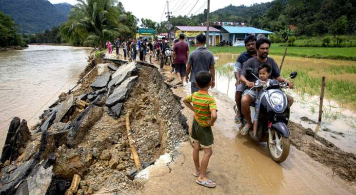 ارتفاع حصيلة الضحايا جراء الفيضانات في جزيرة سومطرة الإندونيسية إلى 26 قتيلا و11 مفقودا