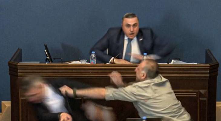 شجار بين نواب في برلمان جورجيا بسبب مشروع قانون "العملاء الأجانب"