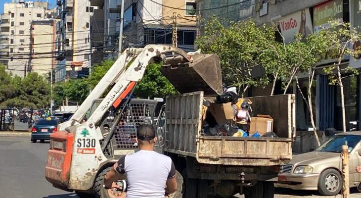 بلدية حارة حريك: موظفينا يقومون بإزالة النفايات بظل توقف شركة cityblue عن العمل