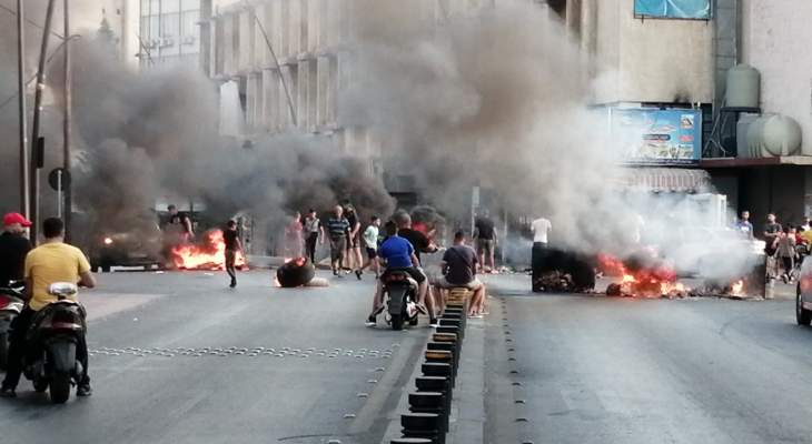 النشرة: محتجون قطعوا الطريق في شارع الرياض الصلح بصيدا