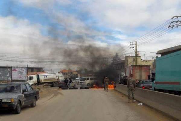 قطع طريق بعلبك- الهرمل محلة ايعات- تل الأبيض بالإطارات المشتعلة من قبل معتصمين