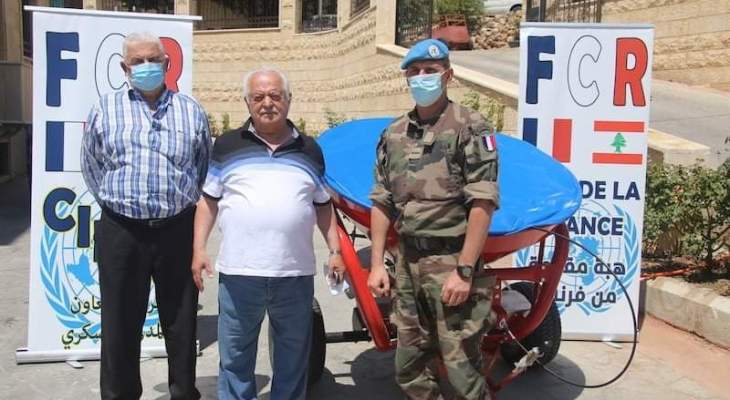 رئيس بلدية شبعا تسلم آلة لرش الملح هبة من الدولة الفرنسية