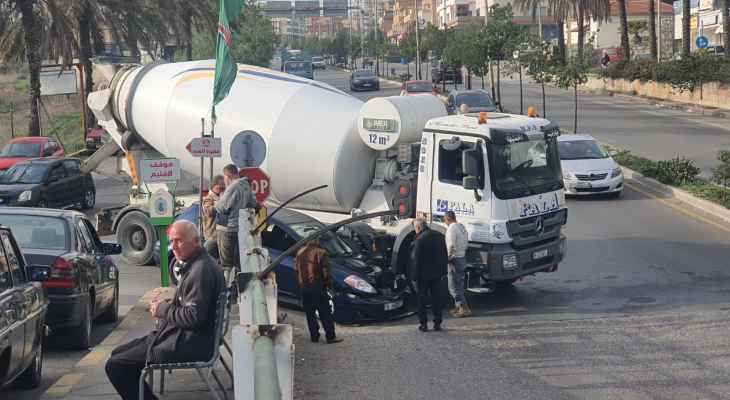 "النشرة": حادث سير بين سيارة وجبّالة باطون على جسر حبوش