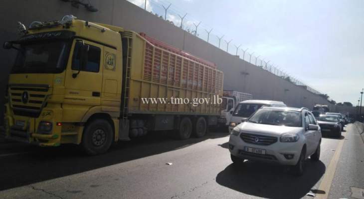تعطل شاحنة محلة انفاق المطار باتجاه بيروت وحركة المرور كثيفة