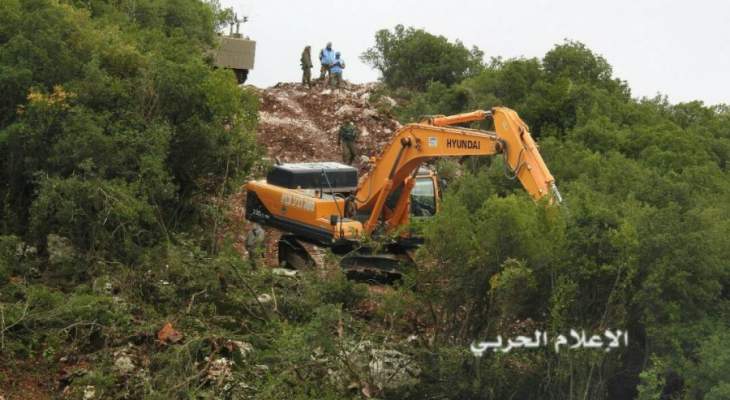 جرافات إسرائيلية تجرف وتقتلع مئات أشجار السنديان بموازاة السياج التقني