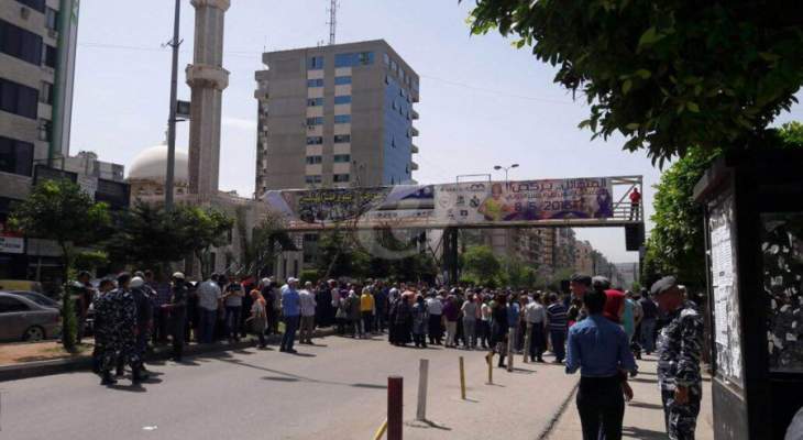 محتجون ينفذون اعتصاماً أمام سرايا طرابلس مطالبين باقالة نهرا