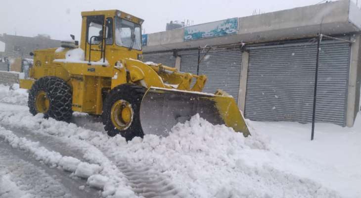 بدء عملية جرف الثلوج وفتح الطريق الرئيسية التي تربط عكار والهرمل من قِبل وزارة الأشغال