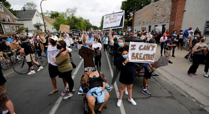  احتجاجات في أميركا بسبب قتل شرطي لرجل أسود خنقا بولاية مينيسوتا