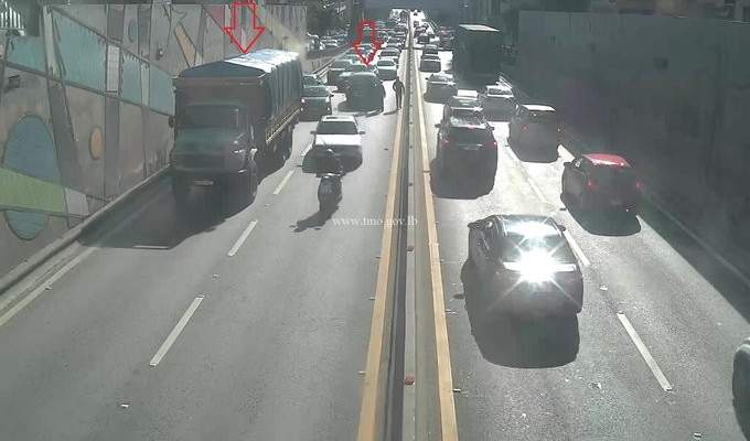 تصادم بين شاحنة ومركبة على اول نفق سليم سلام باتجاه بيروت