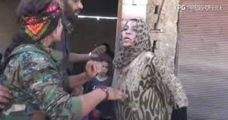 سورية تمزق ثيابها أمام الكاميرا احتفالا باندحار داعش من الرقة