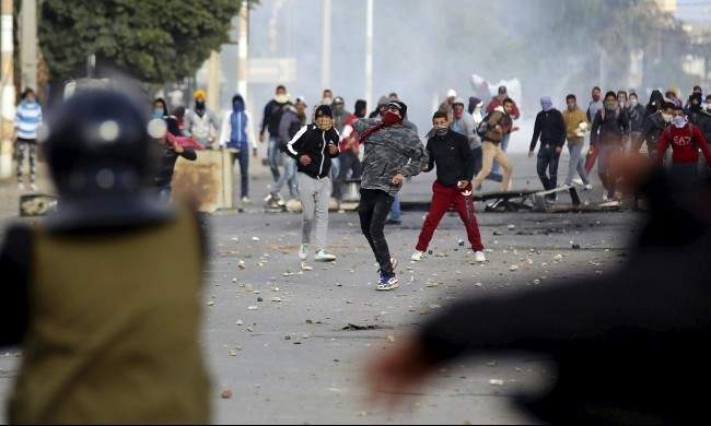 الشرطة التونسية تطلق قنابل الغاز لتفريق محتجين بالعاصمة