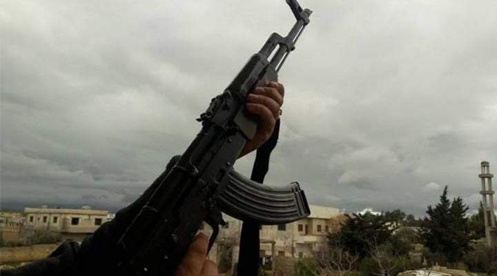 النشرة: خلاف أدى إلى إطلاق نار وقذائف وظهور مسلح في منطقة التل الأبيض في بعلبك