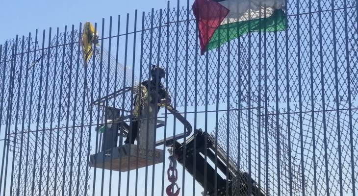  النشرة: دورية اسرائيلية تعمل على نزع الأعلام التي رُفعت على السياج الحدودي