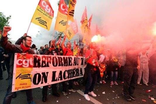 لو موند: نقابات العمال تدعو لاستمرار الاضراب رفضا لقانون العمل الفرنسي