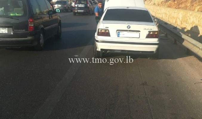 تعطل بيك آب وسيارة على اوتوستراد الدوحة وحركة المرور كثيفة