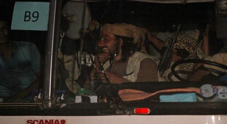 العشرات من قافلة تنظيم داعش غادروا القافلة باتجاه دير الزور بشكل منفرد