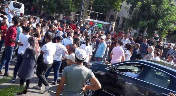 النشرة: الاعتداء على سيارات المارة على دوّار عجلتون وسط كسروان من قبل المتظاهرين